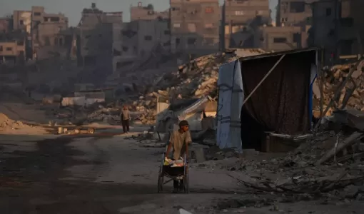 فلسطينيون يسيرون بين الدمار الذي خلفته الغارات الجوية والأرضية الإسرائيلية في حي الشيخ رضوان في مدينة غزة فلسطينيون يسيرون بين الدمار الذي خلفته الغارات الجوية والأرضية الإسرائيلية في حي الشيخ رضوان في مدينة غزة | أسوشييتد برس