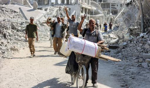 فلسطينيون يسيرون بين مبانٍ مدمرة في وسط خانيونس خلال تحركهم للعودة إلى منازلهم فلسطينيون يسيرون بين مبانٍ مدمرة في وسط خانيونس خلال تحركهم للعودة إلى منازلهم 10/10/2025 | وكالة الأنباء الفرنسية