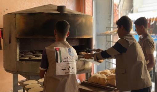 فريق الحملة الأردنية خلال تشغيل المخبز الجديد وسط قطاع غزة فريق الحملة الأردنية خلال تشغيل المخبز الجديد وسط قطاع غزة | المصدر: المملكة