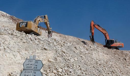 حفارات توسع طريقا يربط المستوطنات الإسرائيلية بالضفة الغربية | رويترز