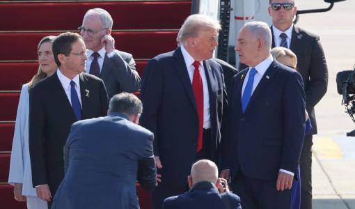 نتنياهو خلال استقباله ترامب في مطار بن غوريون 13/10/2025 | الوكالة الأوروبية للصور الصحفية