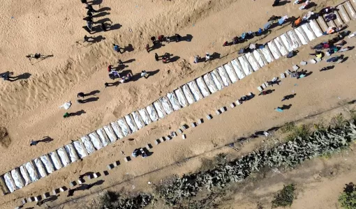 رفات فلسطينيين مجهولي الهوية أعادتهم إسرائيل خلال دفنهم في مقبرة جماعية في دير البلح وسط قطاع غزة رفات فلسطينيين مجهولي الهوية أعادتهم إسرائيل خلال دفنهم في مقبرة جماعية في دير البلح وسط قطاع غزة | الوكالة الأوروبية للصور الصحفية
