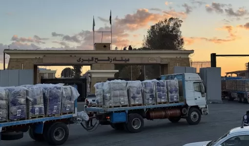 شاحنات محملة بالمساعدات الإنسانية تنتظر على الجانب المصري من معبر رفح للعبور إلى قطاع غزة شاحنات محملة بالمساعدات الإنسانية تنتظر على الجانب المصري من معبر رفح للعبور إلى قطاع غزة | وكالة الأنباء الفرنسية