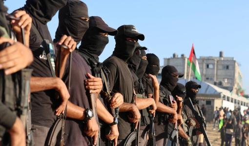 شباب من كتائب القسام خلال تسليم الأسرى الإسرائيليين للصليب الأحمر شباب من كتائب القسام خلال تسليم الأسرى الإسرائيليين للصليب الأحمر 13/10/2025 | وكالة الأنباء الألمانية