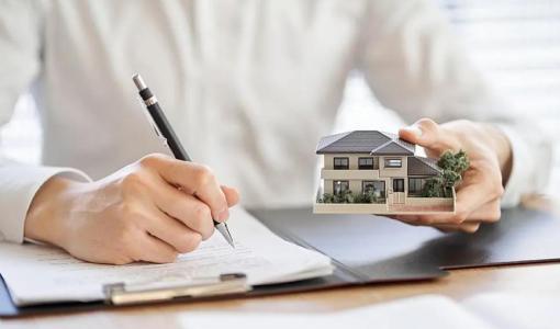 شخص يوقع عقدا شخص يوقع عقدا | تعبيرية