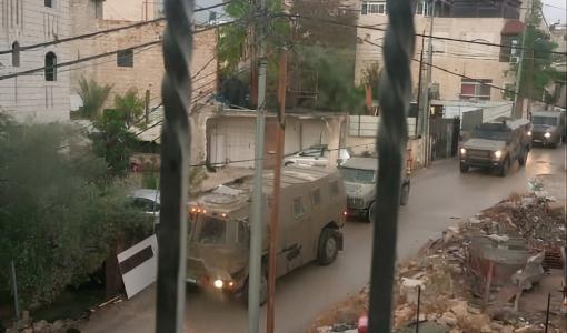 آليات الاحتلال خلال اقتحام بلدة عناتا بالقدس 16/11/2025 | فلسطين بوست