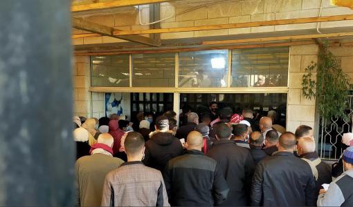 أرشيفية لتجمع مراجعين أمام عيادات البشير