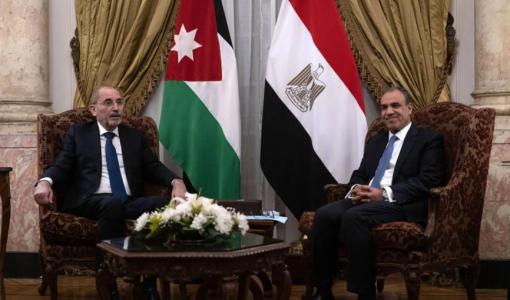 وزير الخارجية أيمن الصفدي مع نظيره المصري بدر عبد العاطي خلال بحث ترتيبات القمة العربية الطارئة  في القاهرة 3/3/2025 | المصدر: وكالة الأنباء الفرنسية