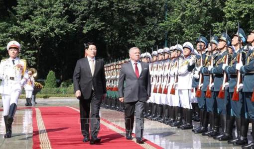 الملك عبدالله الثاني والرئيس الفيتنامي لونغ كونغ يستعرضان حرس الشرف هانوي 12/11/2025 | المصدر: وكالة الأنباء الفيتنامية