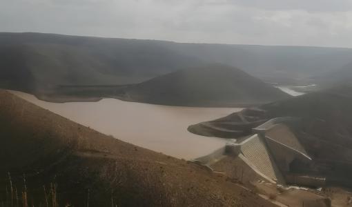 تجمع مياه الأمطار في سد الوالة محافظة مأدبا 15/11/2025