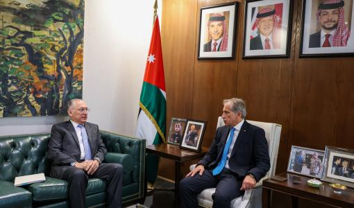 حسان خلال لقاء مع رئيس هيئة النزاهة ومكافحة الفساد مهند حجازي 16/11/2025 | المصدر: رئاسة الوزراء