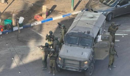 جنود الاحتلال يحيطون بآلية عسكرية خلال اقتحام سابق لمدينة نابلس