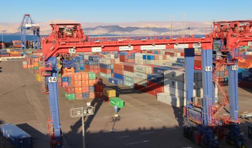 حاويات مستخدمة للاستيراد والتصدير في ميناء العقبة | istockphoto