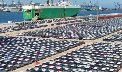 مئات السيارات الجديدة في انتظار شحنها بميناء يانتاي الصيني | وكالة الأنباء الفرنسية