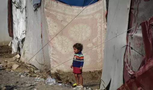 طفل فلسطيني في مخيم النصيرات وسط قطاع غزة 28/11/2025 | وكالة الأنباء الفرنسية