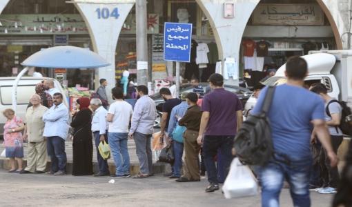 مواطنون في طابور ينتظرون حافلة نقل عام في عمان | تعبيرية