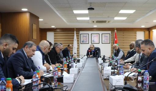 وزير الاستثمار طارق أبو غزالة خلال اجتماع بحضور مدير عام الجمارك أحمد العكاليك، ورئيس غرفتي صناعة الأردن وعمان فتحي الجغبير 25/11/2025 | المصدر: وزارة الاستثمار