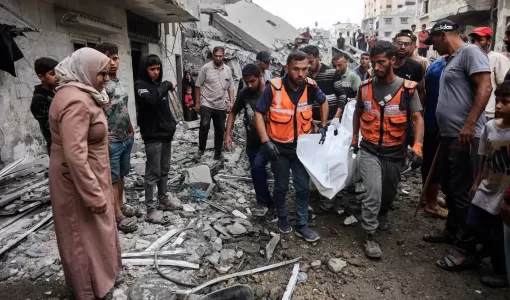 فلسطينيون يحملون جثامين شهداء انتشلوها من بين أنقاض منزل دمر في غارة إسرائيلية في غزة 1/11/2025 | المصدر: وكالة الأنباء الفرنسية