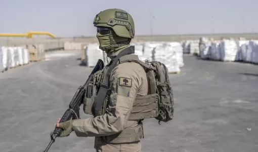 جندي من جيش الاحتلال بجانب طرود مساعدات عند معبر كرم أبو سالم في قطاع غزة | وكالة الأنباء الألمانية