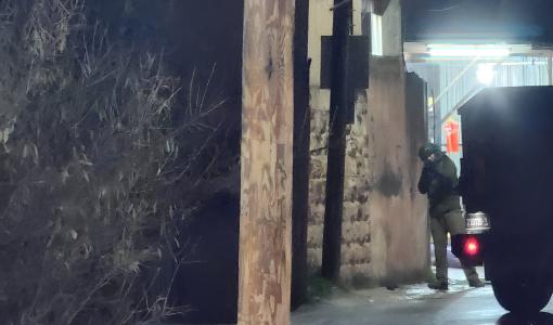 أحد جنود الاحتلال يطلق الرصاص الحي خلال اقتحام نابلس 28/12/2025 | فلسطين بوست