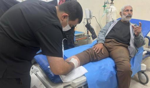 أحد كوادر المستشفى الميداني الأردني في تل الهوى شمال غزة يجري فحصا لمسن فلسطيني 17/12/2025 | المصدر: بترا