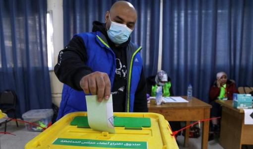 أردني يدلي بصوته في انتخابات المجالس البلدية والمحلية في عمان 22/3/2023 | المصدر: رويترز
