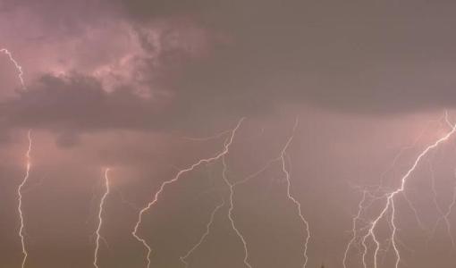 برق في سماء منطقة ماركا بالعاصمة عمان 6/12/2025 | المصدر: مواقع التواصل