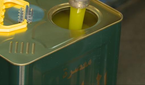تنكة زيت زيتون خلال تعبئتها في إحدى المعاصر | مواقع التواصل