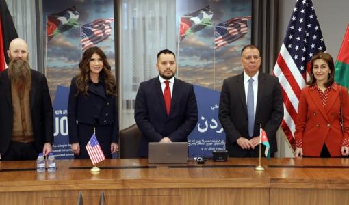 جانب من توقيع الأردن مذكرة تفاهم مع الولايات المتحدة الأميركية للمشاركة في برنامج الدخول العالمي بحضور وزير الداخلية مازن الفراية ووزيرة الأمن الداخلي الأميركية كريستي نويم، عمان 16/12/2025