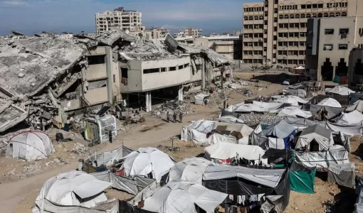 خيام تؤوي عائلات نازحة فقدت بيوتها في محيط مباني دمرتها حرب الإبادة الإسرائيلية في غزة | وكالة الأنباء الفرنسية