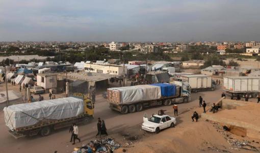 شاحنات تحمل مساعدات إنسانية تدخل مدينة رفح في جنوب قطاع غزة | أرشيفية