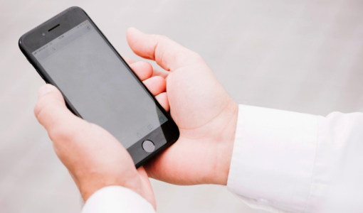 شخص يمسك هاتف | تعبيرية freepik