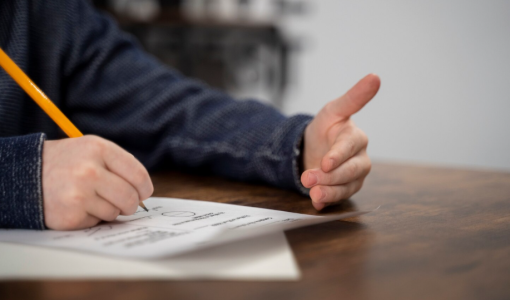 طالب خلال تقديم امتحان | تعبيرية Freepik