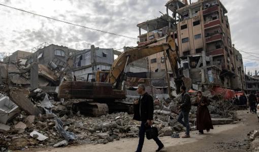 طواقم الدفاع المدني خلال إزالة ركام منزل مدمر في خانيونس جنوب قطاع غزة بحثا عن جثامين شهداء 20/12/2025 | الوكالة الأوروبية للصور الصحفية