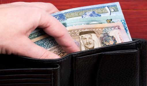 عملة أردنية ورقية في محفظة | Shutterstock