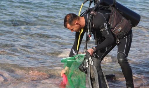 غواص يشارك في حملة لتنظيف قاع البحر في العقبة 24/12/2025 | سلطة منطقة العقبة الاقتصادية