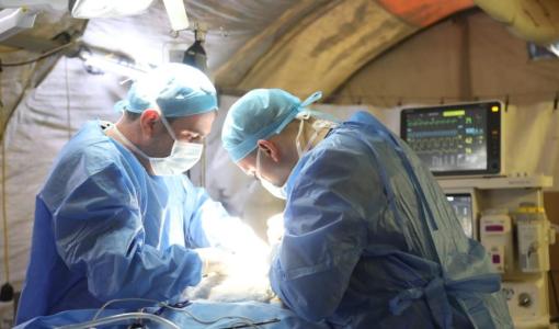 فريق طبي أردني يجري عملية جراحية داخل المستشفى الميداني الأردني جنوب غزة/8 21/12/2025 | المصدر : القوات المسلحة الأردنية