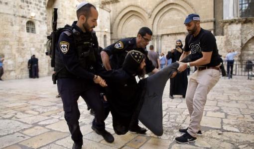 قوات الاحتلال تعتقل أحد الرهبان في محيط كنيسة القيامة بمدينة القدس المحتلة | أرشيفية