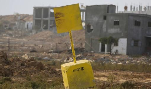 كتلة خرسانية تمثل الخط الأصفر الذي رسمه الاحتلال في البريج وسط قطاع غزة | المصدر: وكالة الأنباء الفرنسية