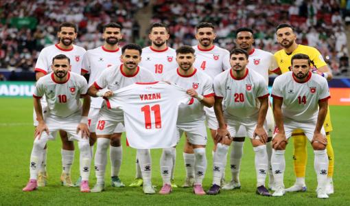 لاعبو المنتخب الأردني يحملون سترة اللاعب المصاب يزن النعيمات قبل مواجهة السعودية 15/12/2025 | رويترز