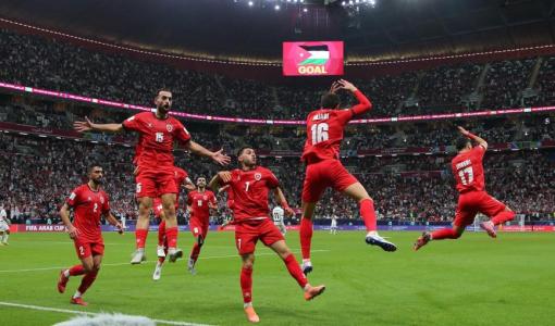 لاعبو المنتخب الوطني لكرة القدم بعد تسجيلهم هدفا في مرمى المنتخب المصري 9/12/2025 | المصدر: منصة إكس