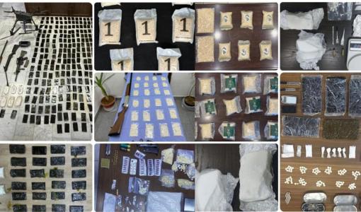 مضبوطات تشمل كميات كبيرة ومتنوعة من المخدرات المعبأة بطرق مختلفة، إلى جانب أسلحة نارية وذخيرة جرى ضبطها خلال قضايا نوعية لمكافحة المخدرات | المصدر: بترا