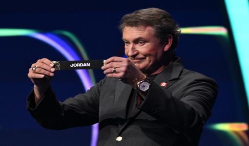 مساعد القرعة واين جريتزكي يسحب اسم الأردن خلال قرعة كأس العالم 2026 | رويترز