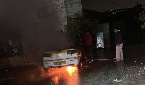 مستوطنون يحرقون مركبتين ويخطون شعارات عنصرية في عين يبرود شرق رام الله | فلسطين بوست