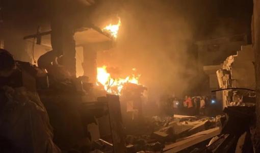 نيران مشتعلة في خيام النازحين جراء غارات إسرائيلية في مواصي خانيونس 3/12/2025 | المصدر: الأناضول