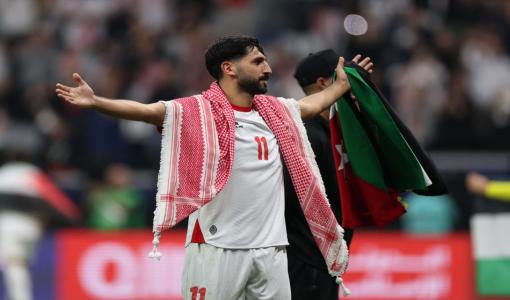 يزن النعيمات خلال احتفاله بفوز المنتخب الأردني في مباراته ضد المنتخب الإماراتي في كأس العرب 3/12/2025 | المملكة