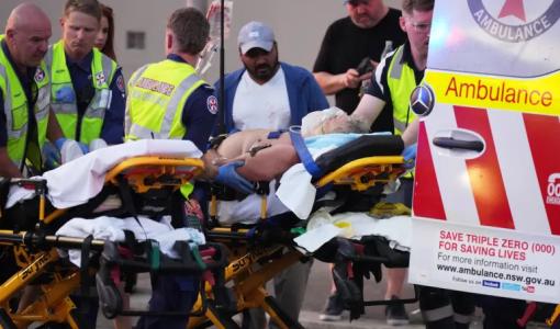 فريق طوارئ يسعف شخصا بعد وقوع حادث إطلاق نار في شاطئ بوندي في سيدني 14/12/2025 | المصدر: أسوشيتد برس