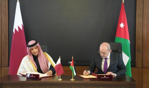 أيمن الصفدي ومحمد بن عبد الرحمن آل ثاني يوقعان محضر اجتماع الدورة الخامسة للجنة العليا الأردنية - القطرية المشتركة، عمان 18/1/2026 | وزارة الخارجية الأردنية