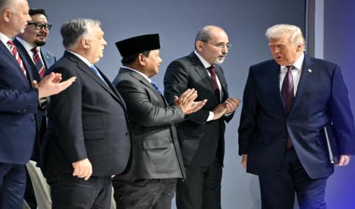 الرئيس الأمريكي دونالد ترامب يصافح وزراء خارجية الدول المشاركة بمجلس السلام في دافوس 22/1/2026 | رويترز