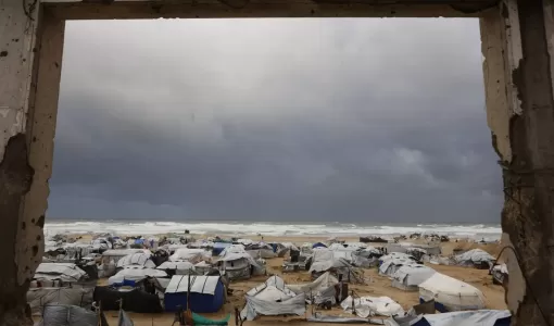 خيام تؤوي عائلات فلسطينية نازحة على طول شاطئ مدينة غزة | وكالة الأنباء الفرنسية